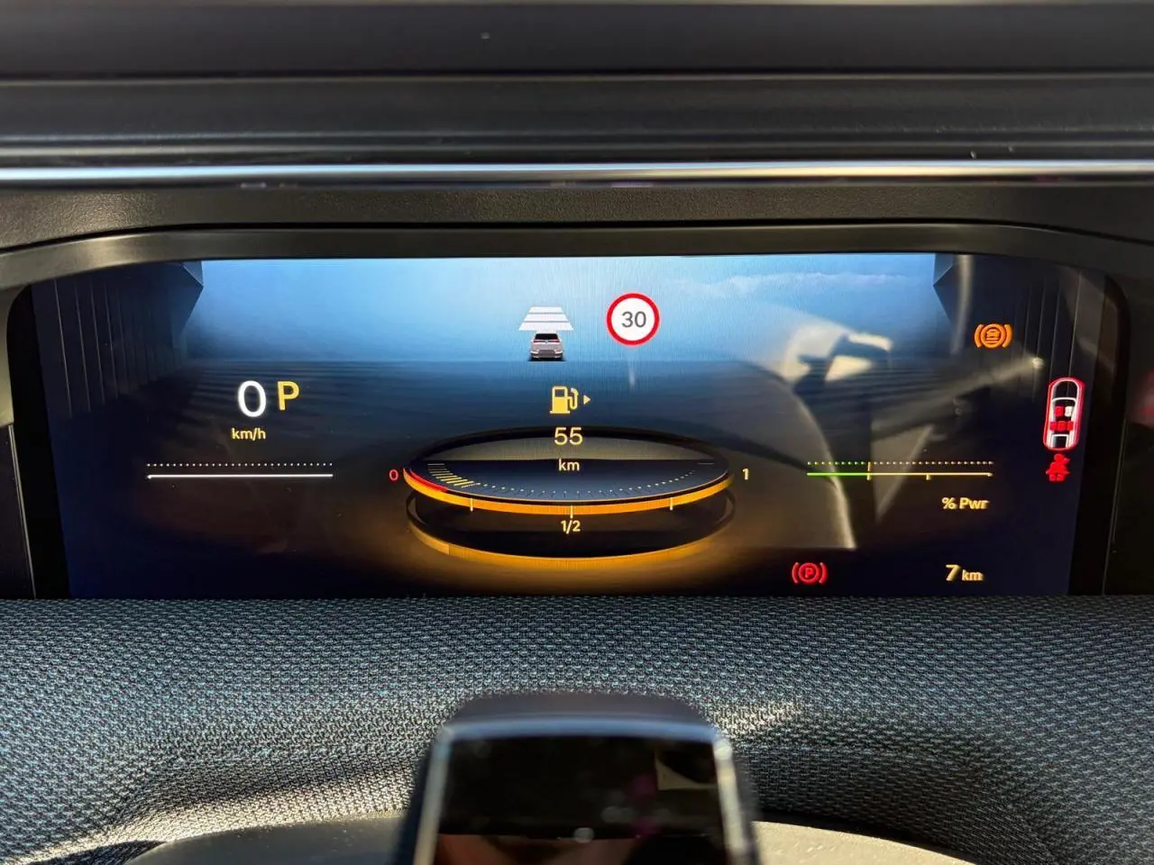 Affichage numérique du tableau de bord du Citroën C5 Aircross blanc, montrant la vitesse, autonomie et alertes.