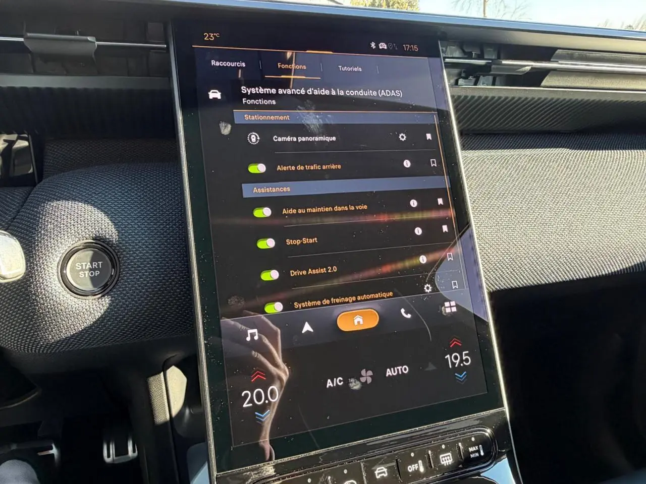 Vue rapprochée de l’écran tactile vertical du tableau de bord du Citroën C5 Aircross 2026 avec interface des aides à la conduite.