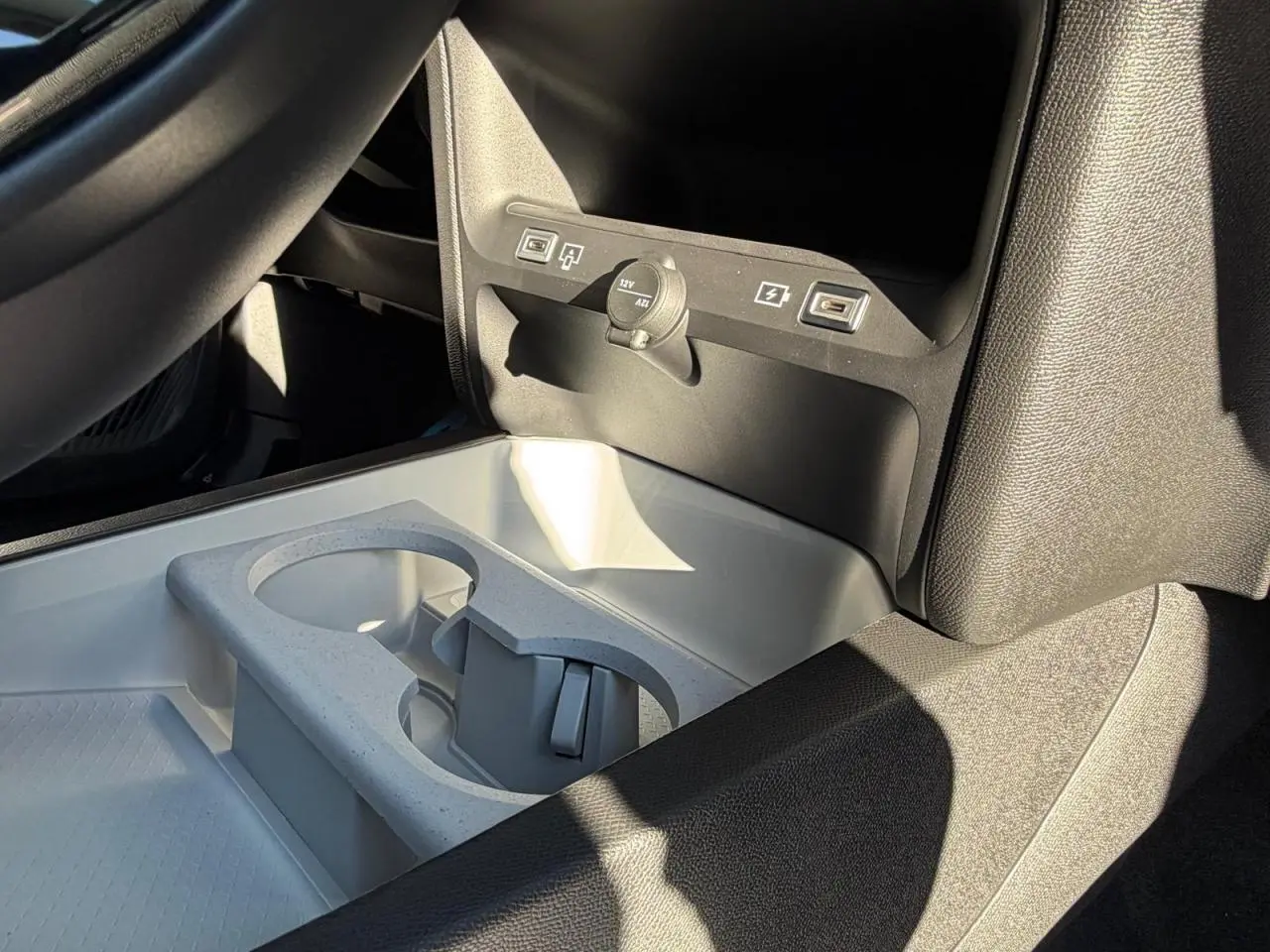 Vue rapprochée de la console centrale arrière grise avec prises USB et prise 12V du Citroën C5 Aircross blanc Okenite.