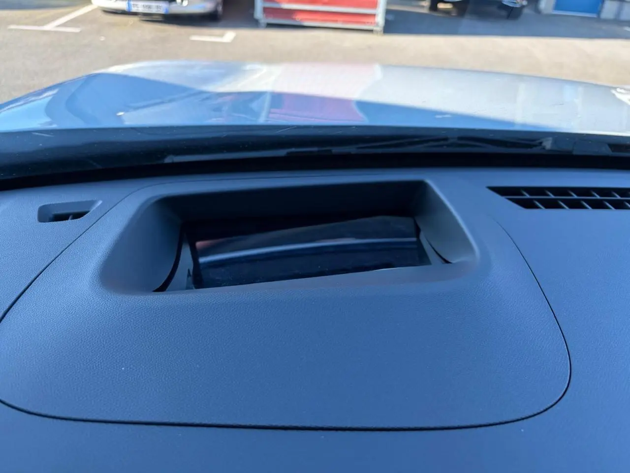 Détail du tableau de bord noir du Citroën C5 Aircross 2026, montrant l'emplacement de l'affichage tête haute.