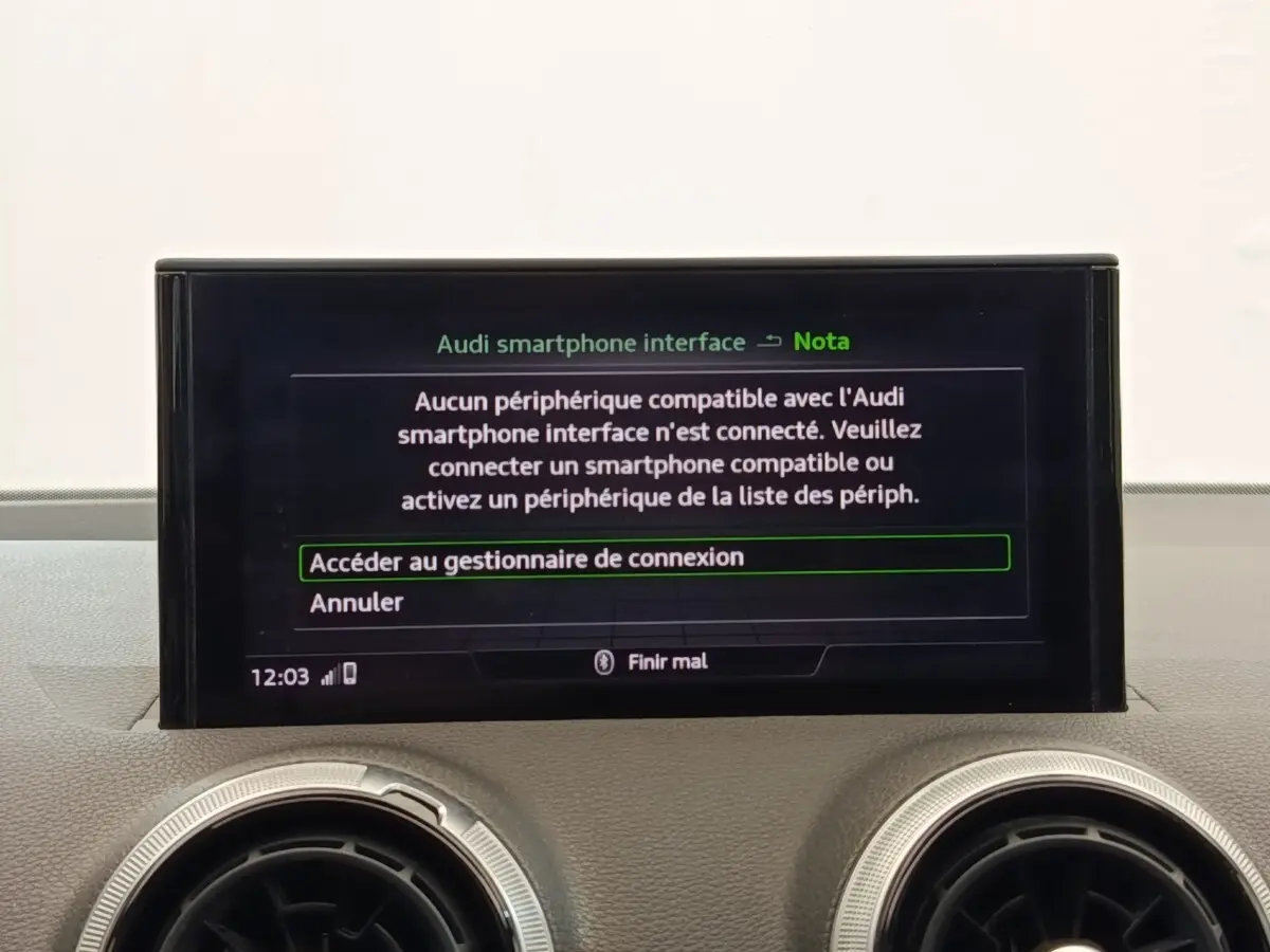 Écran tactile central de l'Audi Q2 noir 2021 affichant le menu de connexion smartphone, entouré de deux aérateurs ronds.