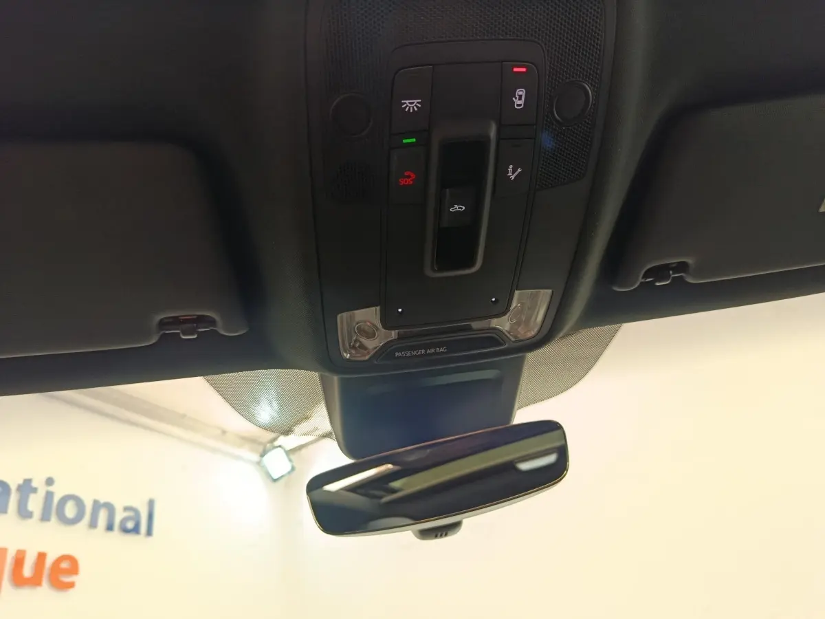 Vue intérieure du plafonnier et du rétroviseur intérieur de l'Audi Q2 noir, version 35 TFSI S Line 2021.