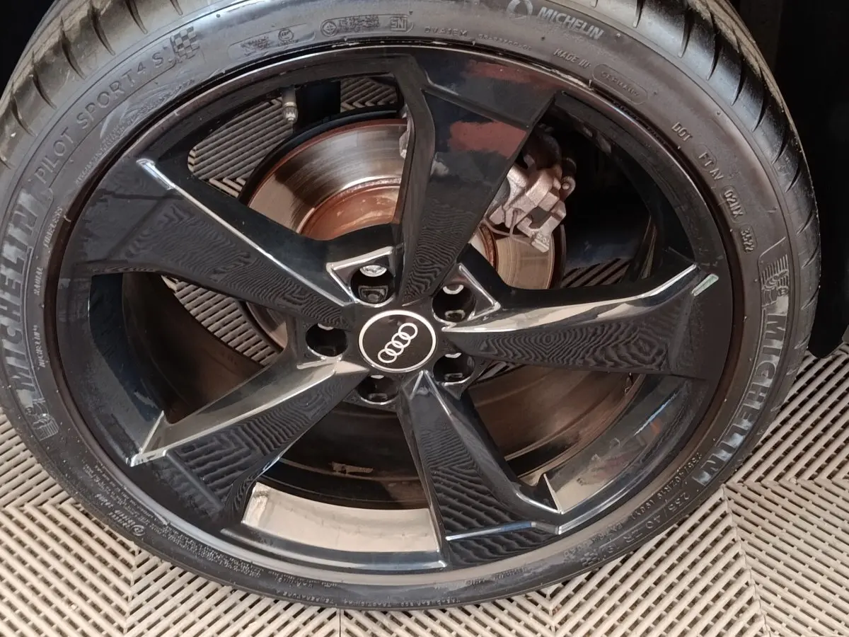 Gros plan sur la jante noire brillante Audi à cinq branches du Q2 35 TFSI 150 S Line avec pneu Michelin Pilot Sport 4 S.