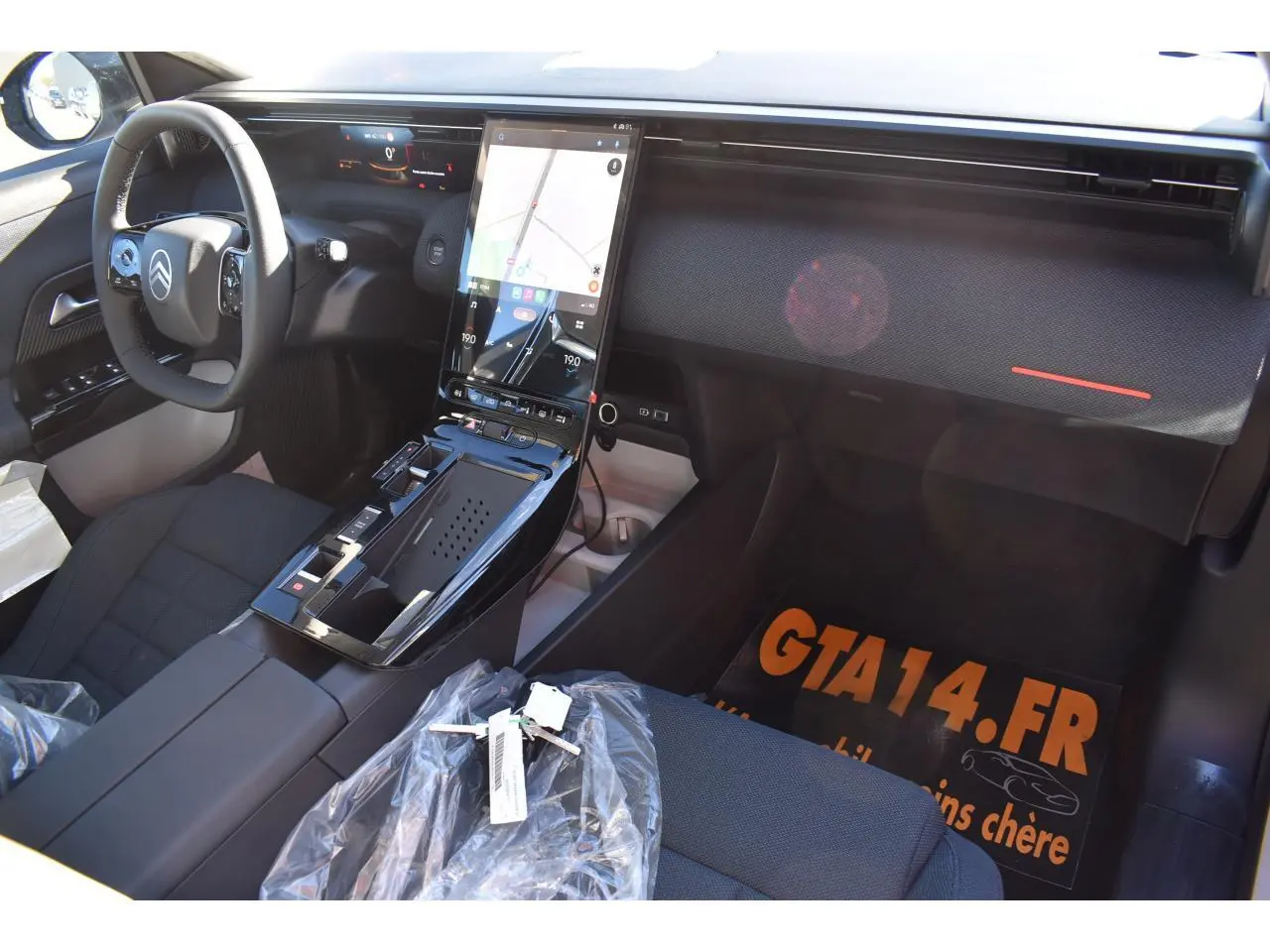 Intérieur avant droit du Citroën C5 Aircross hybride 2026 avec écran tactile vertical et volant multifonctions.
