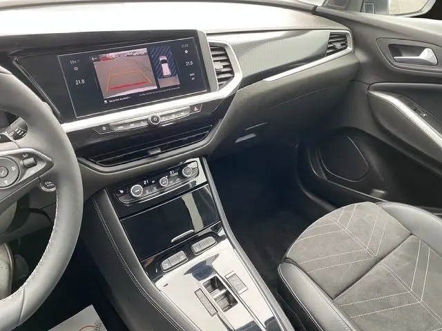 Intérieur avant droit de l’Opel Grandland blanc Arktis, avec écran tactile 10’’ et sellerie tissu/TEP noire.