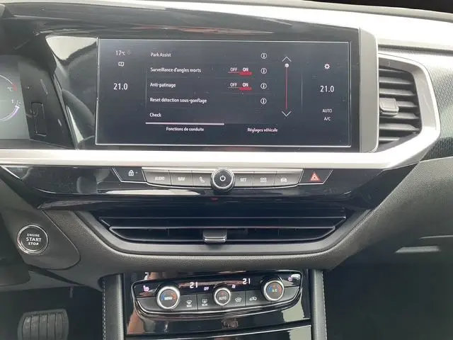 Tableau de bord de l'Opel Grandland PH2 Ultimate 2024 avec écran tactile central et commandes climatisation bi-zone visibles.