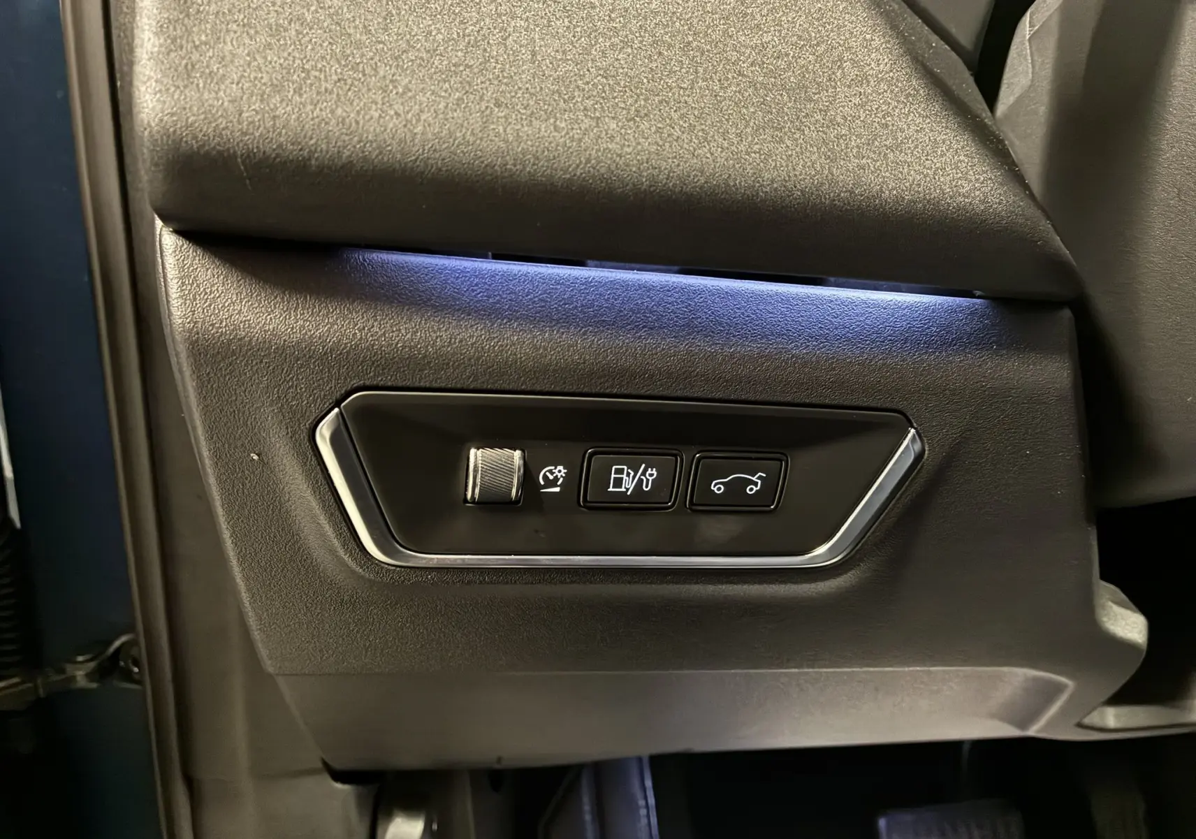 Gros plan sur les commandes du tableau de bord côté gauche d'un LYNK & CO 01 bleu hybride rechargeable 2023.
