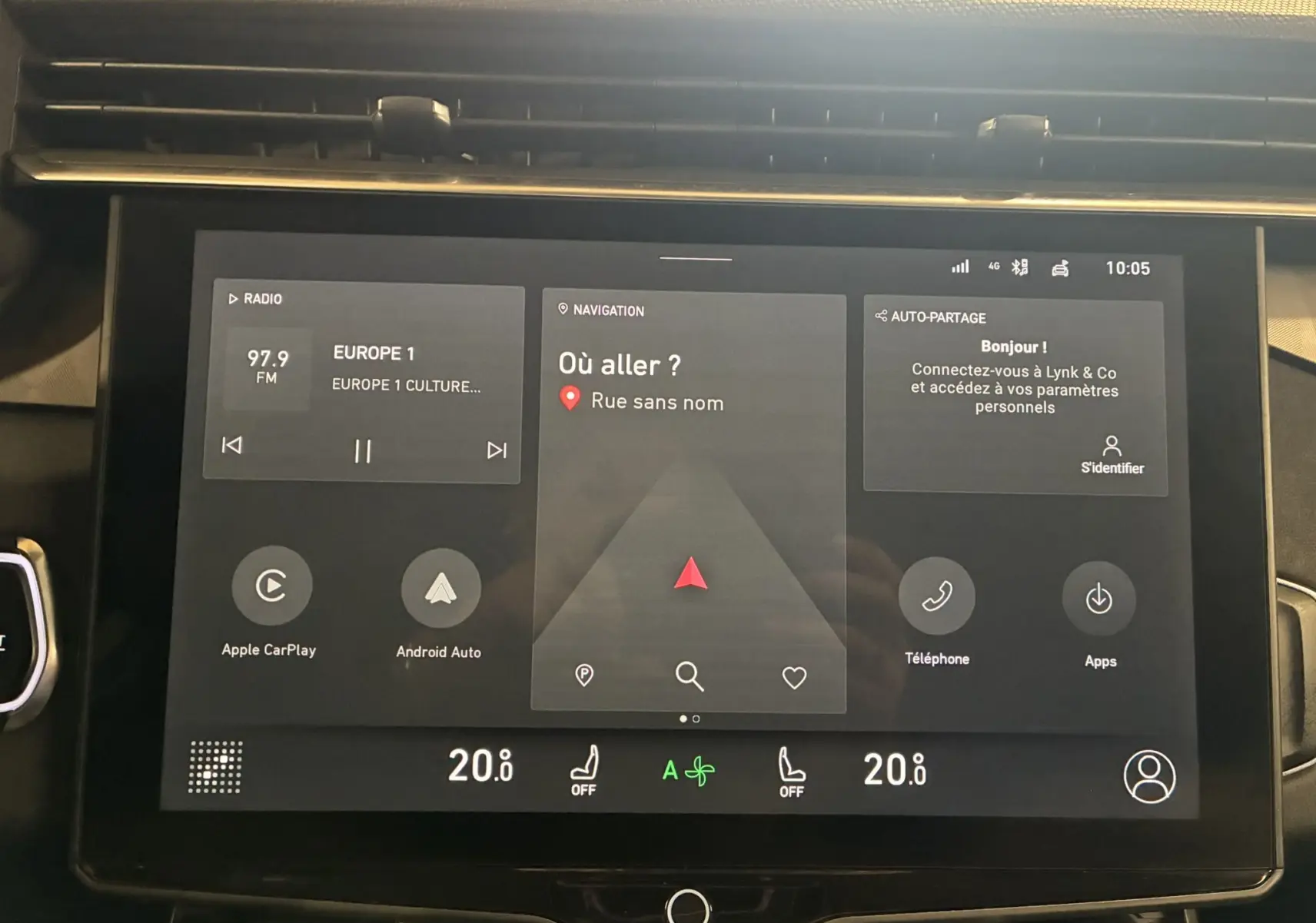 Écran tactile central du Lynk & Co 01 2023 affichant navigation, radio et options connectées dans un intérieur moderne.