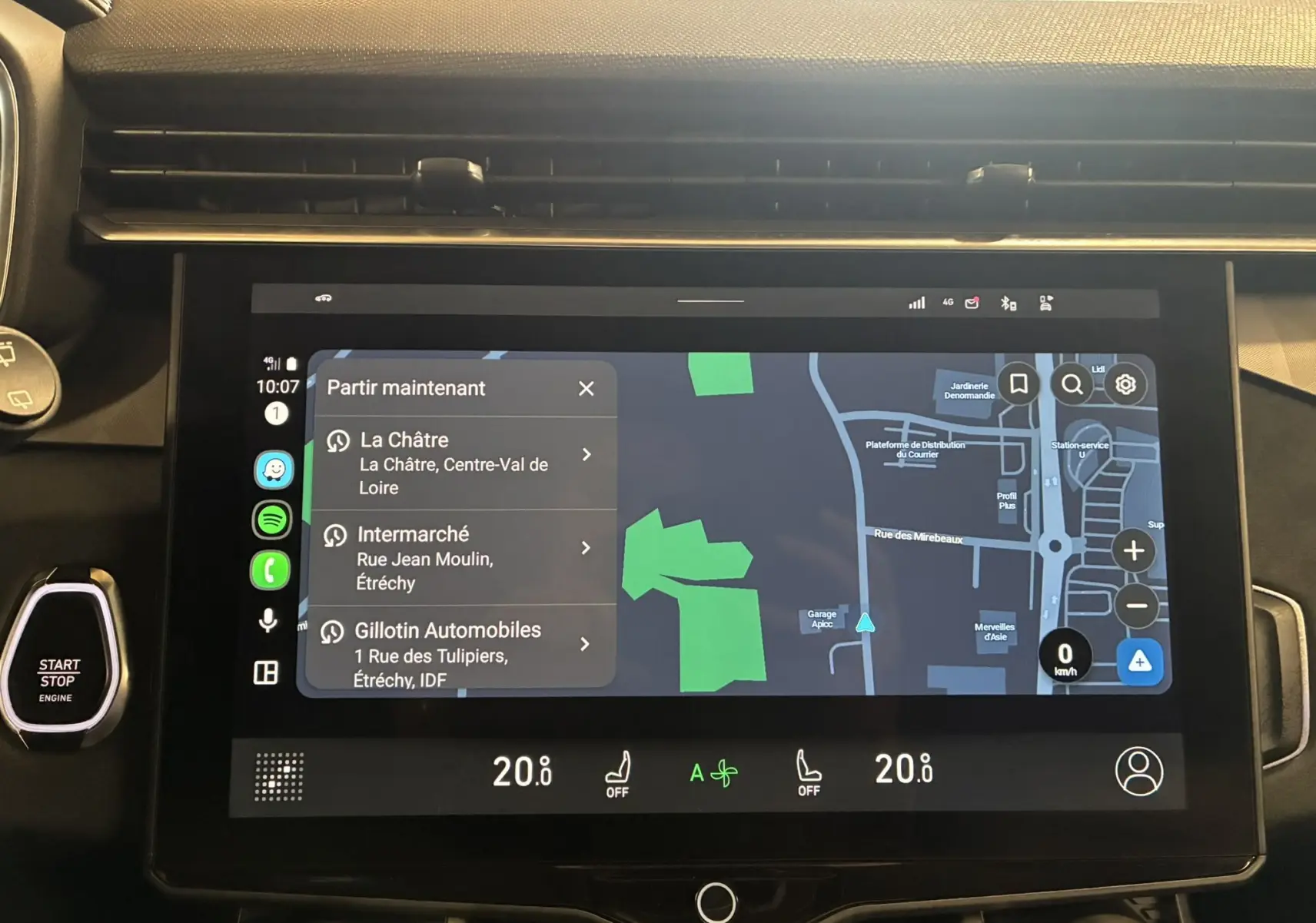 Écran tactile central du tableau de bord du Lynk & Co 01 2023 bleu, affichant le GPS et commandes climatisation.