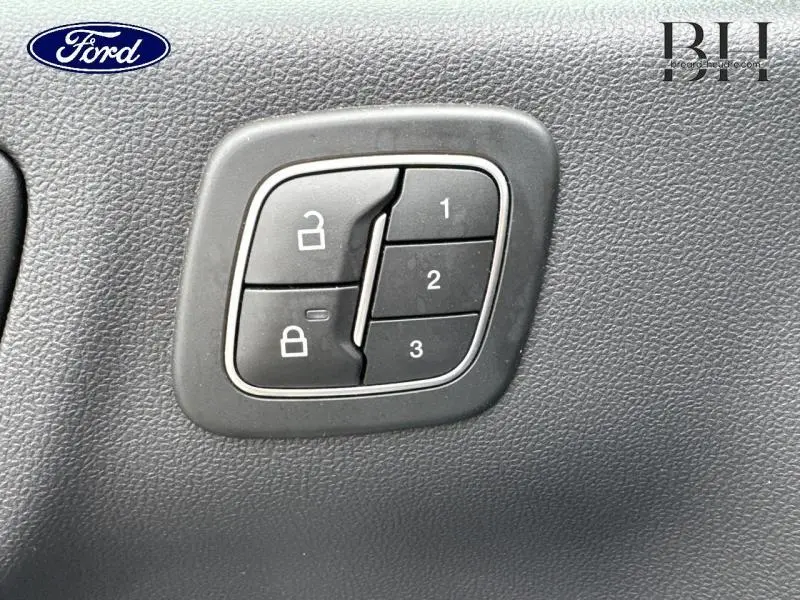 Boutons de verrouillage centralisé et mémorisation des sièges sur panneau intérieur d'une Ford Kuga 2022.