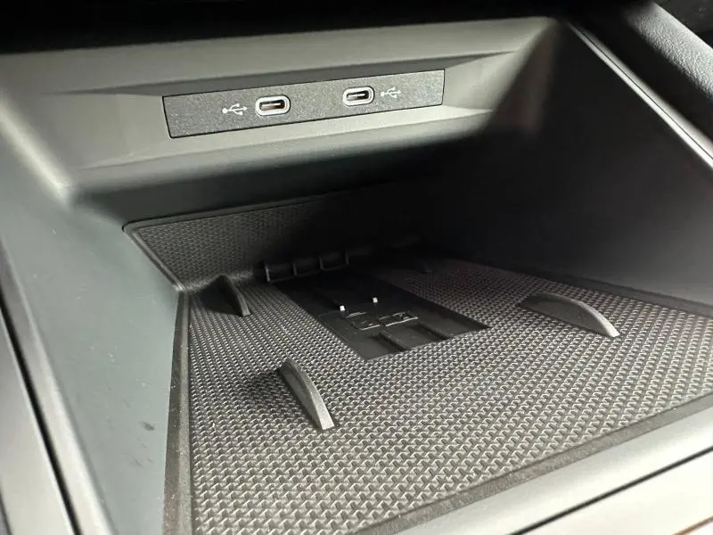 Gros plan sur la zone de recharge avec ports USB-C du coffre à gants du CUPRA Formentor gris Graphène 2026.