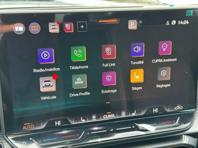 Écran tactile central du CUPRA Formentor 2.0 TDI 2026 montrant le menu principal avec icônes colorées.