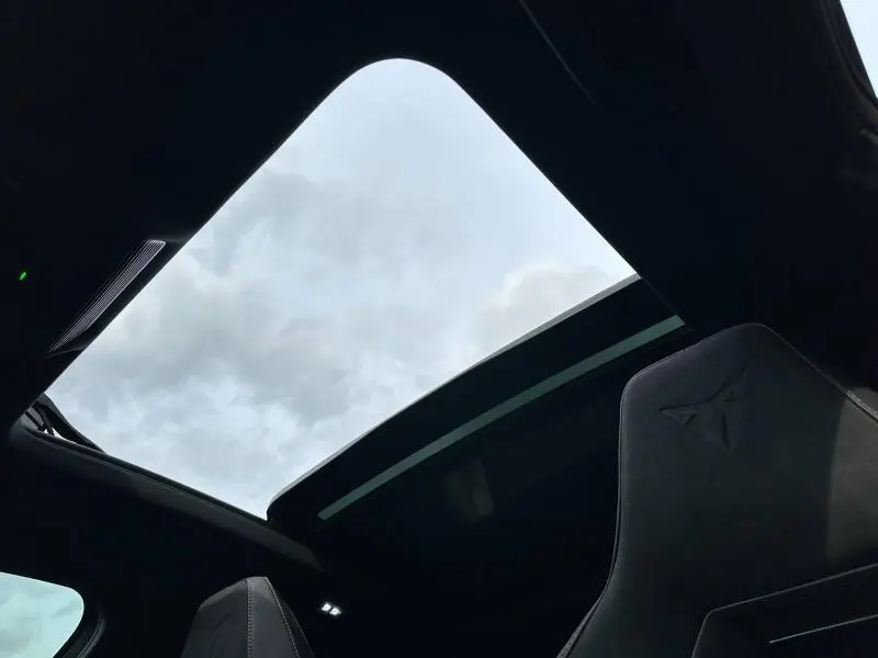 Vue intérieure du toit ouvrant panoramique et siège avant en textile noir du CUPRA Formentor gris Graphène 2026.