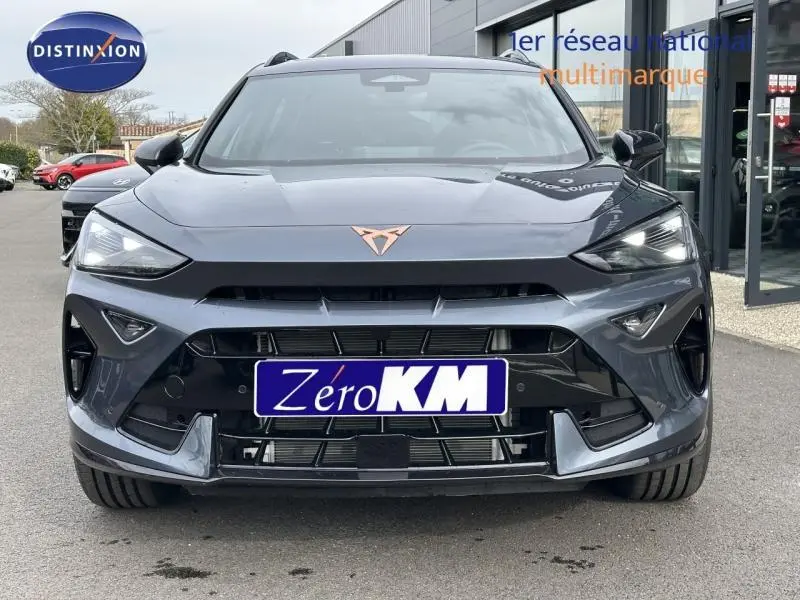 Vue avant d'une CUPRA Formentor 2.0 TDI gris Graphène avec logo Cuprà cuivré et calandre imposante.