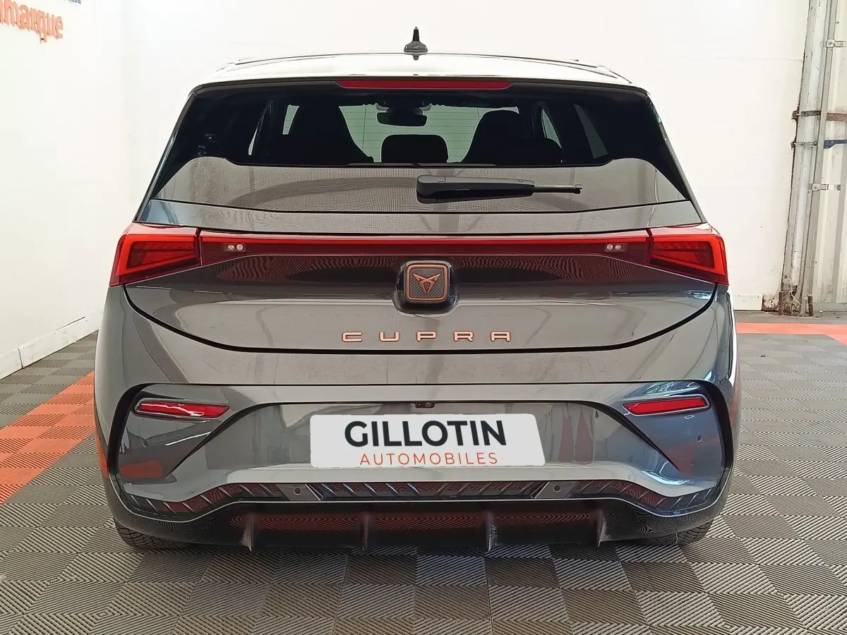 Vue arrière d'une CUPRA Born gris foncé 2023 avec feux LED et logo CUPRA lumineux au centre du hayon.