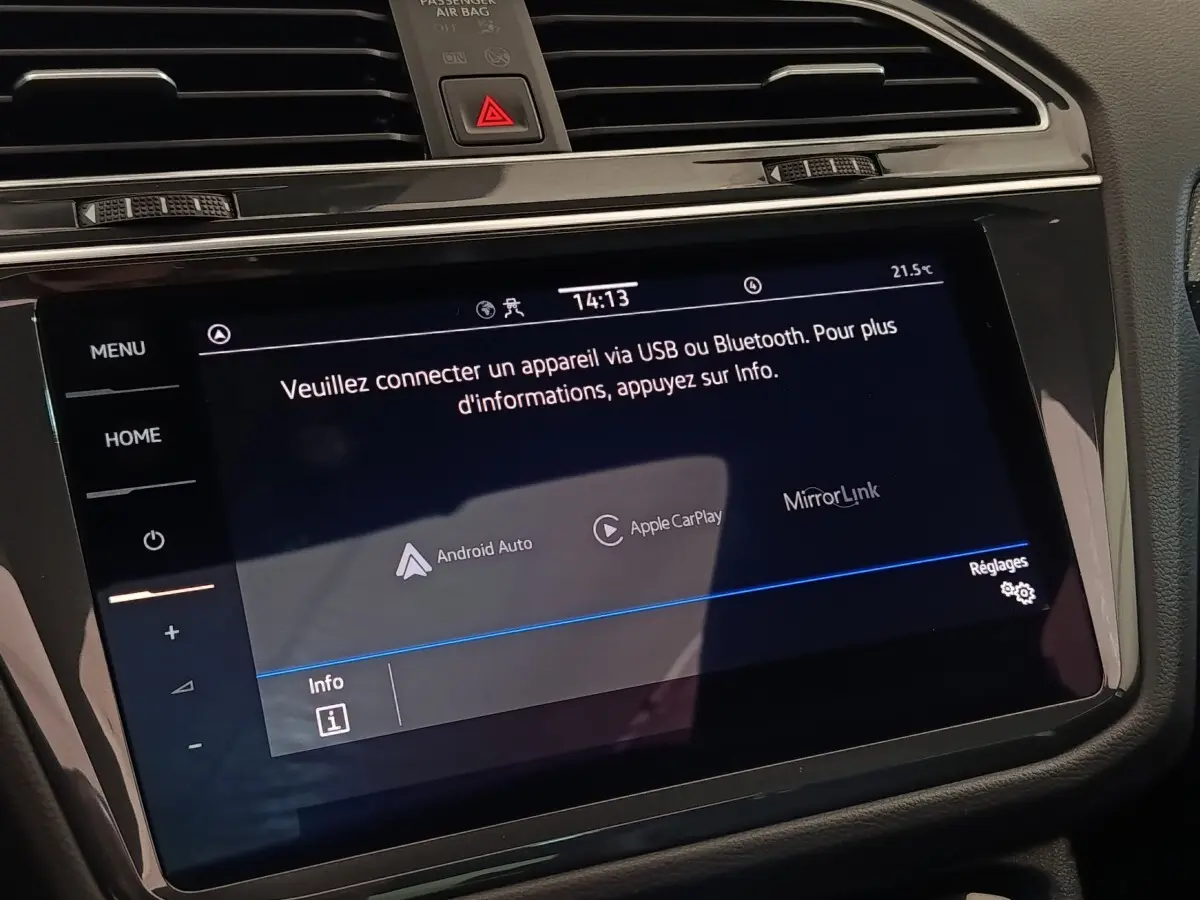 Écran tactile central du Volkswagen Tiguan 2023 affichant la connexion USB/Bluetooth, avec commandes autour en finition noire brillante.