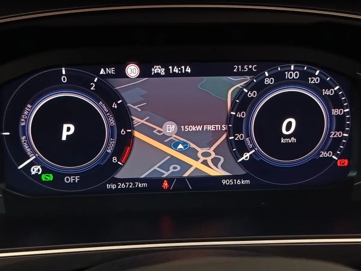 Tableau de bord numérique du Volkswagen Tiguan 1.4 eHybrid 2023 affichant la navigation et les compteurs à l'arrêt.