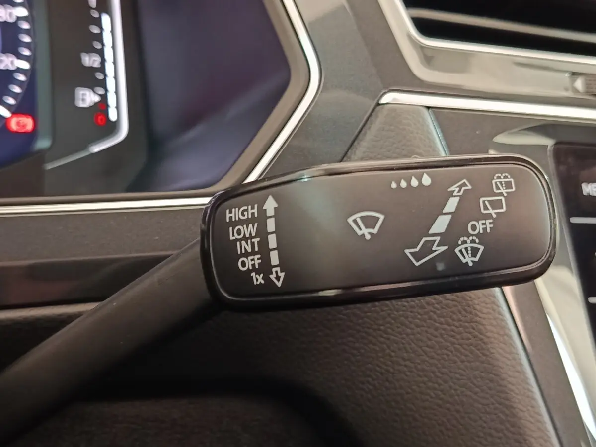 Gros plan sur la commande des essuie-glaces dans l'habitacle du Volkswagen Tiguan blanc 2023.