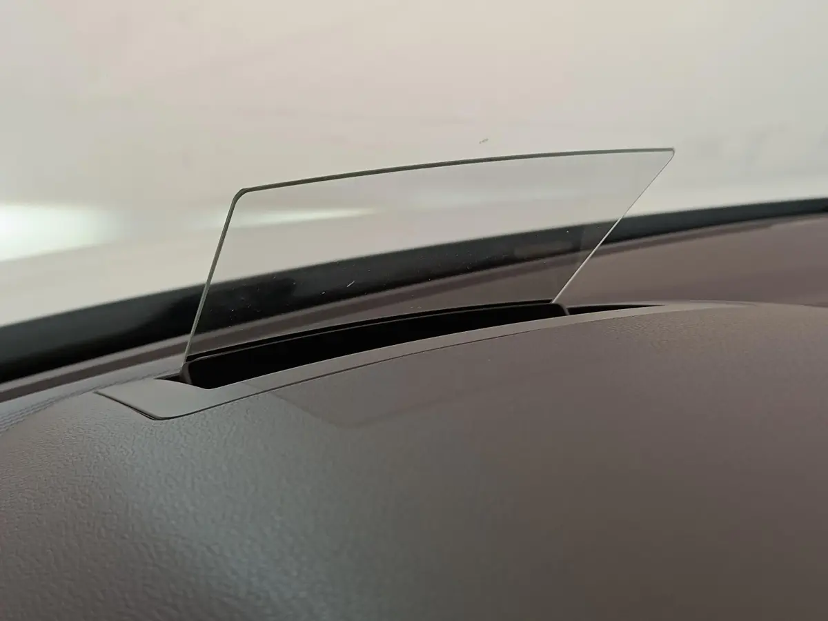 Affichage tête haute transparent sur tableau de bord gris du Volkswagen Tiguan 1.4 eHybrid 2023.