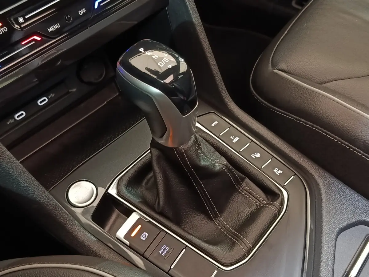 Le levier de vitesses automatique noir et argent du Volkswagen Tiguan 1.4 eHybrid, avec boutons de contrôle autour.