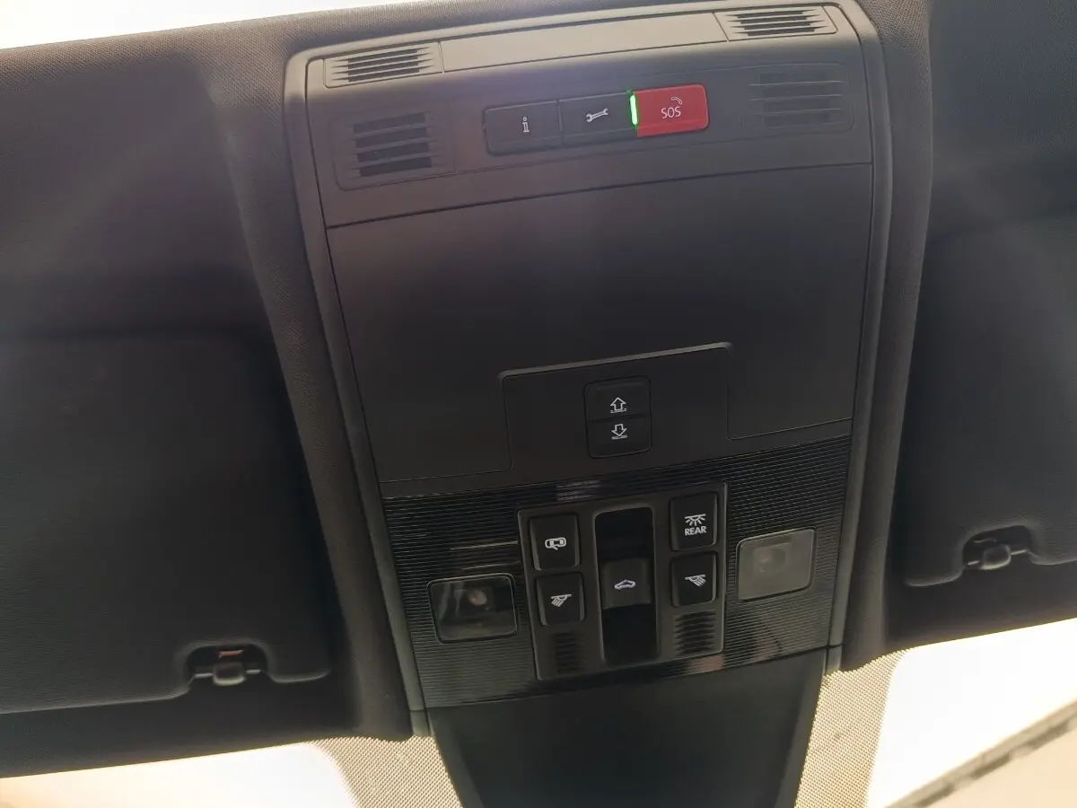 Vue en contre-plongée du panneau de commandes de toit ouvrant et éclairage intérieur du Volkswagen Tiguan blanc 2023 R-Line Exclusive.