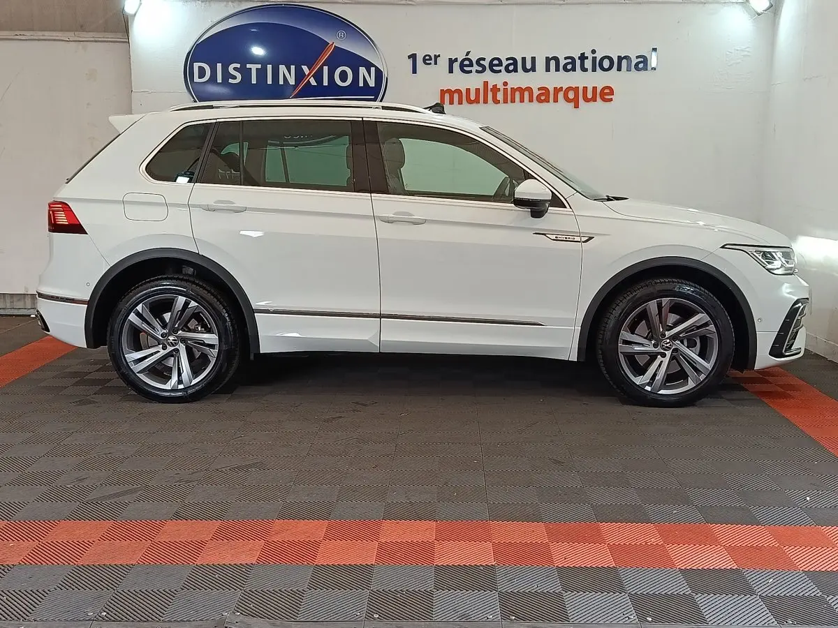 Vue de profil droit du Volkswagen Tiguan blanc 1.4 eHybrid 2023 avec jantes alliage et badge R-Line visible.