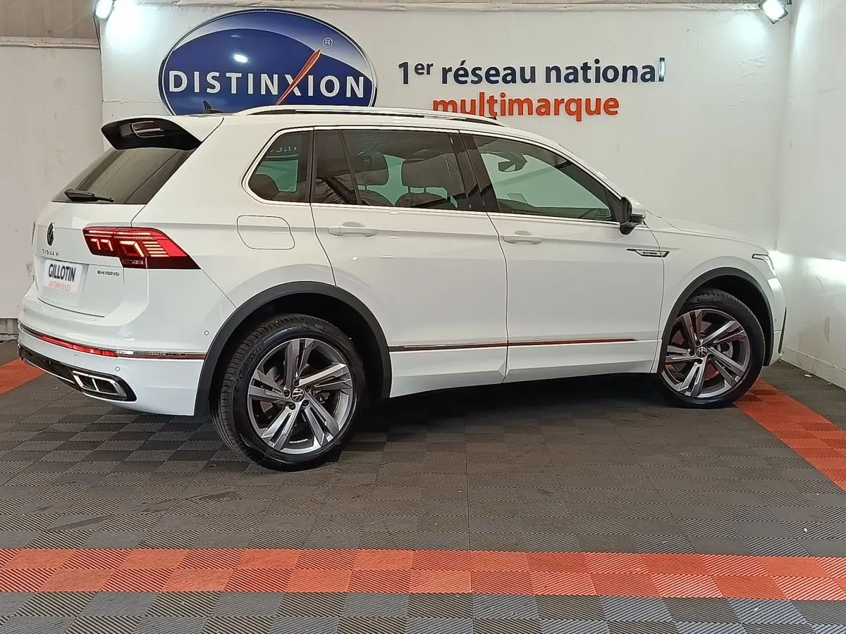 Volkswagen Tiguan 1.4 eHybrid blanc en profil droit, avec jantes alliage et détails R-Line visibles.