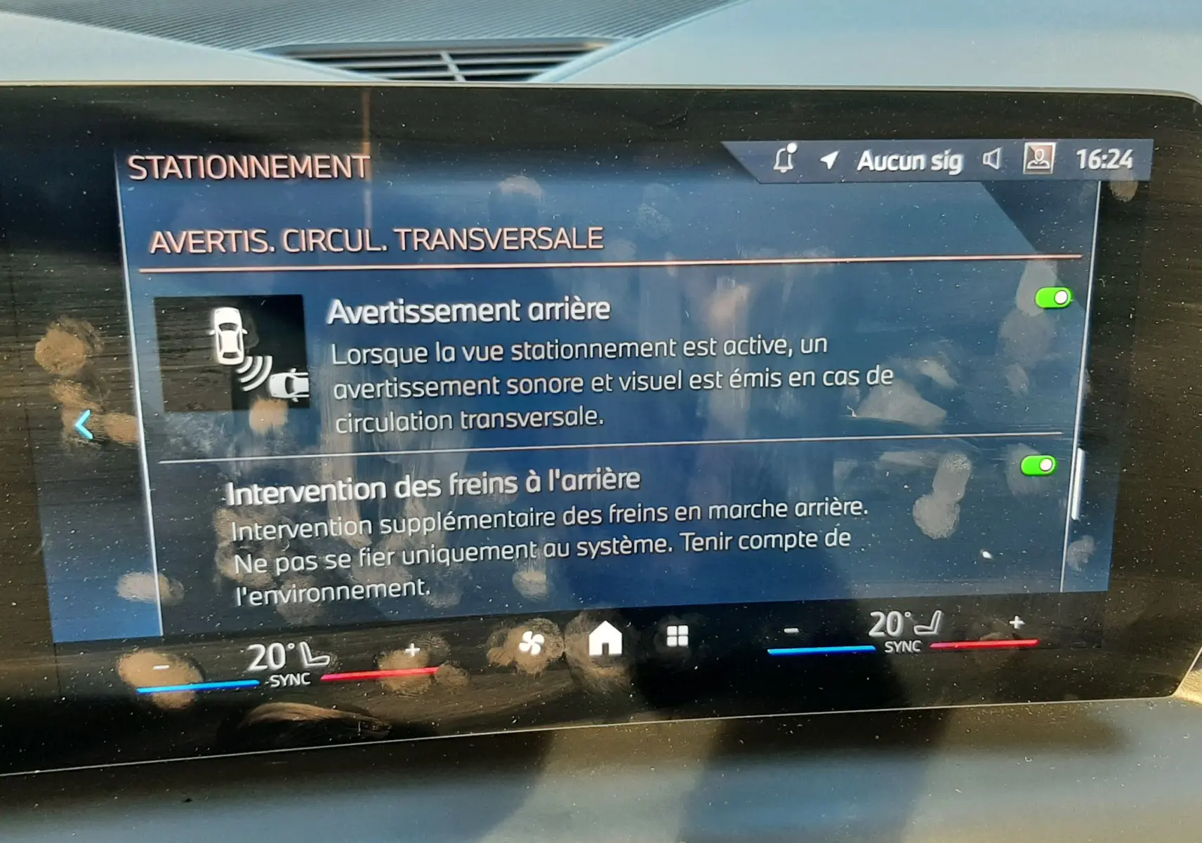 Écran central de la BMW Série 1 120D gris Skyscraper montrant l'activation de l'avertissement arrière et freinage automatique.
