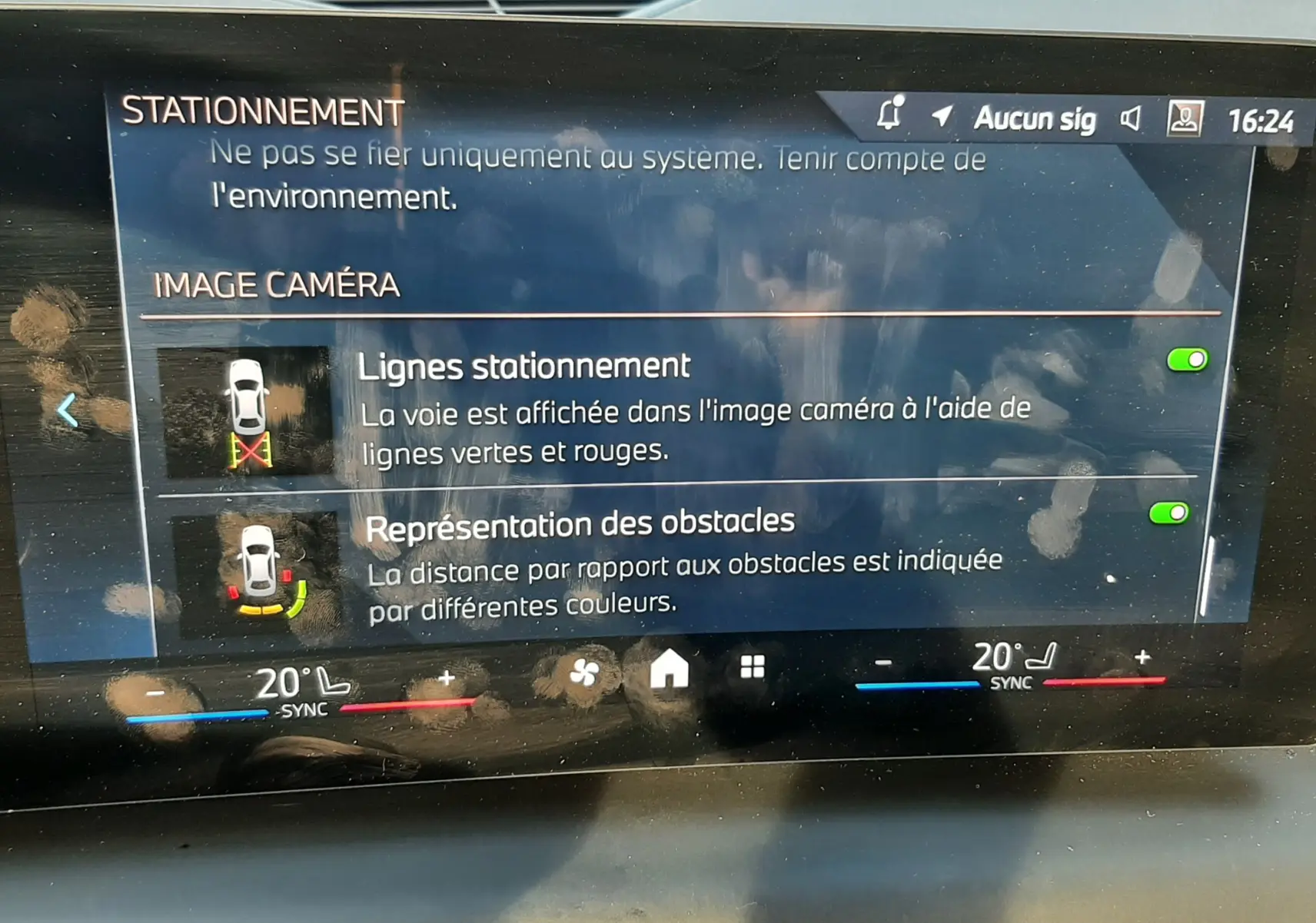 Écran tactile du système d'assistance au stationnement dans une BMW Série 1 gris Skyscraper, vue intérieure frontale.