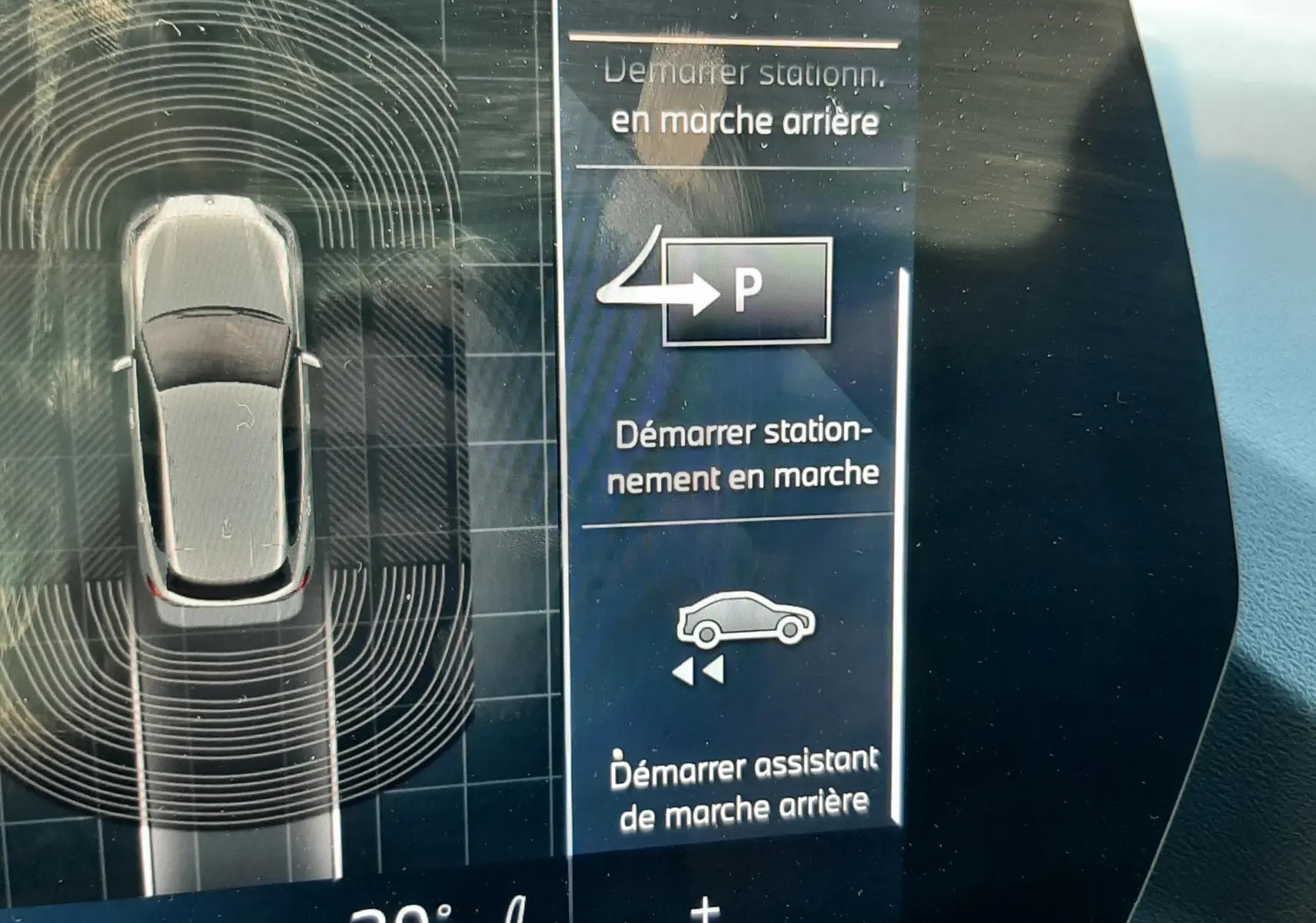 Écran tactile intérieur montrant l'assistant de marche arrière d'une BMW Série 1 gris Skyscraper 2025.