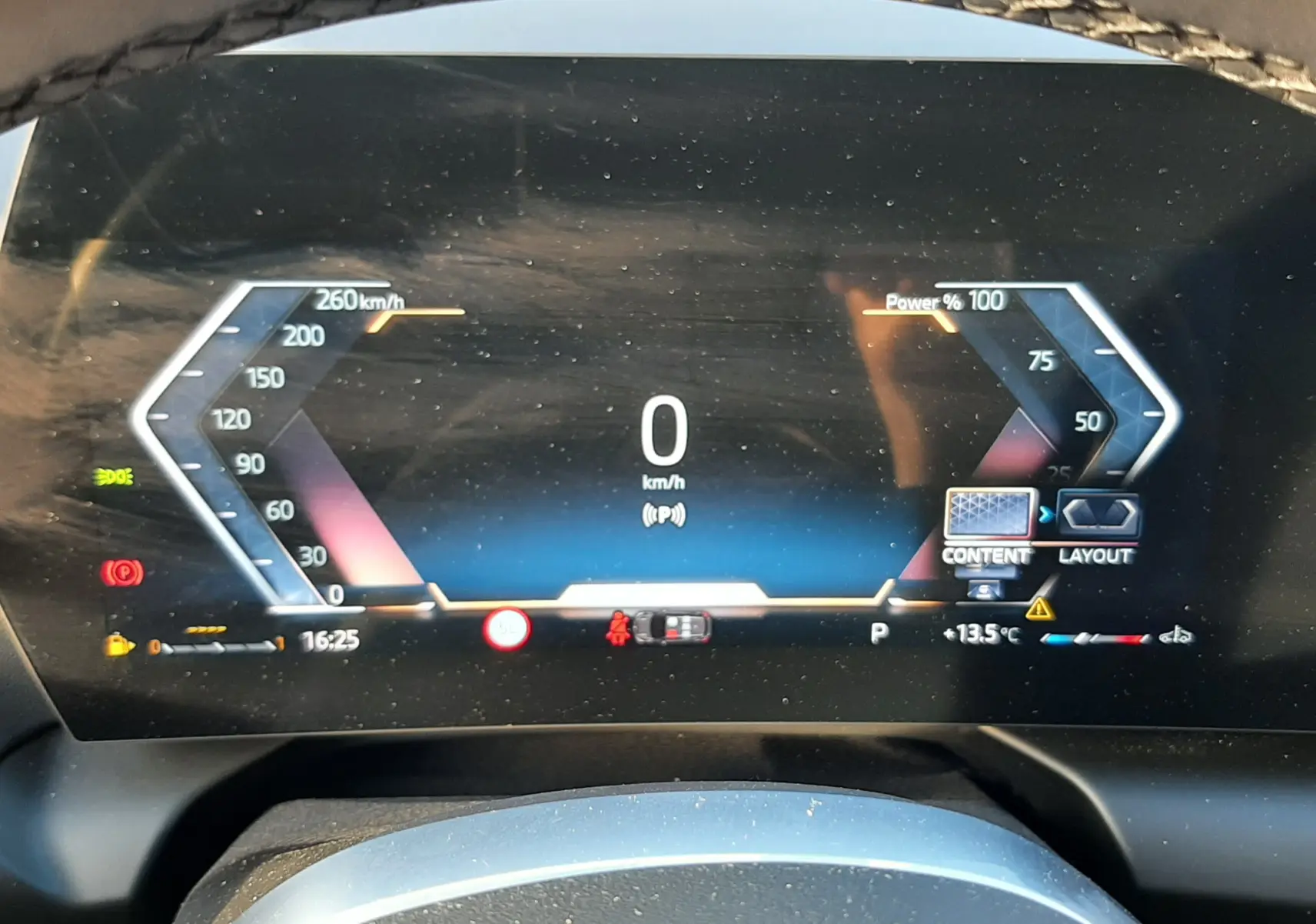 Tableau de bord numérique de la BMW Série 1 F70 120D M Sport, affichant vitesse et puissance, intérieur noir.