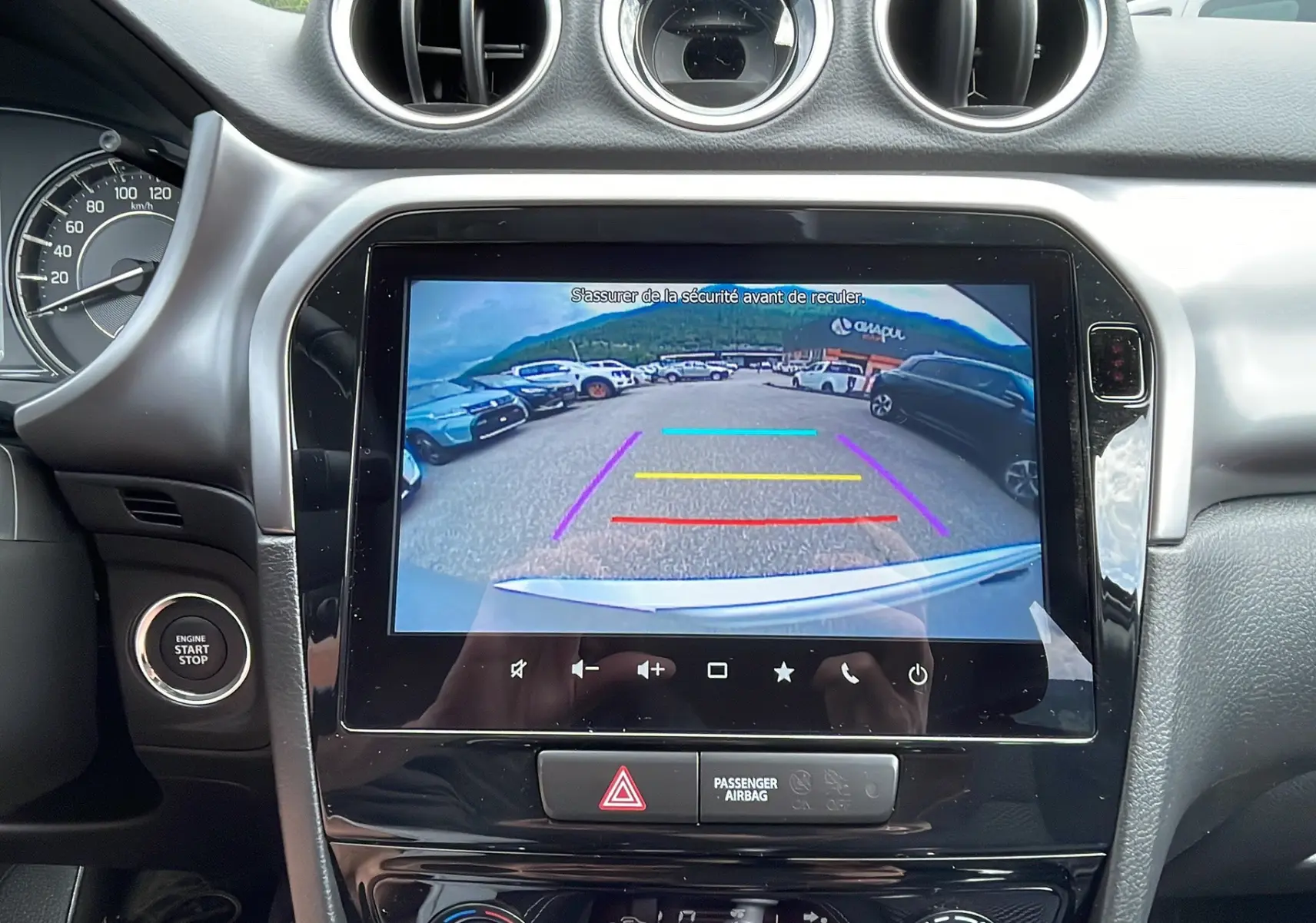 Écran multimédia 9 pouces affichant la caméra de recul du Suzuki Vitara 2025, intérieur noir et gris.