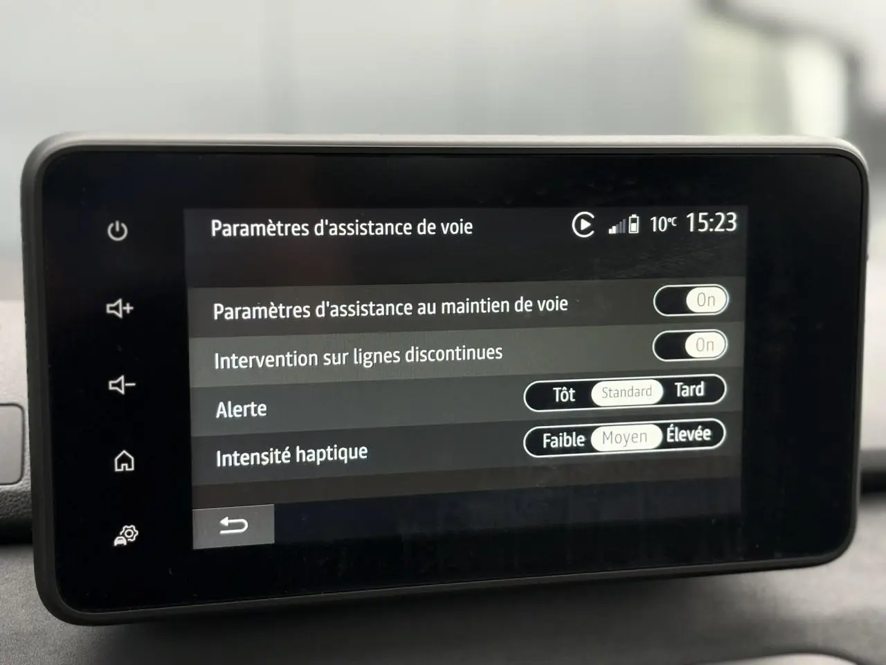 Écran tactile 8 pouces du système Media Nav affichant les paramètres d'assistance au maintien de voie dans une Dacia Sandero Bleu Iron.