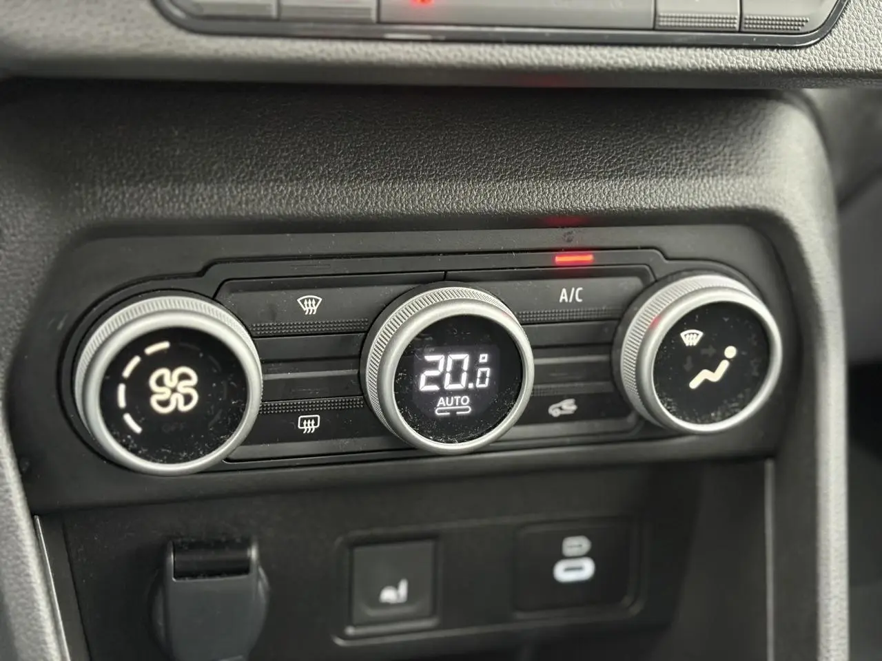 Gros plan sur la commande de climatisation automatique de la Dacia Sandero Stepway Bleu Iron, affichant 20°C.