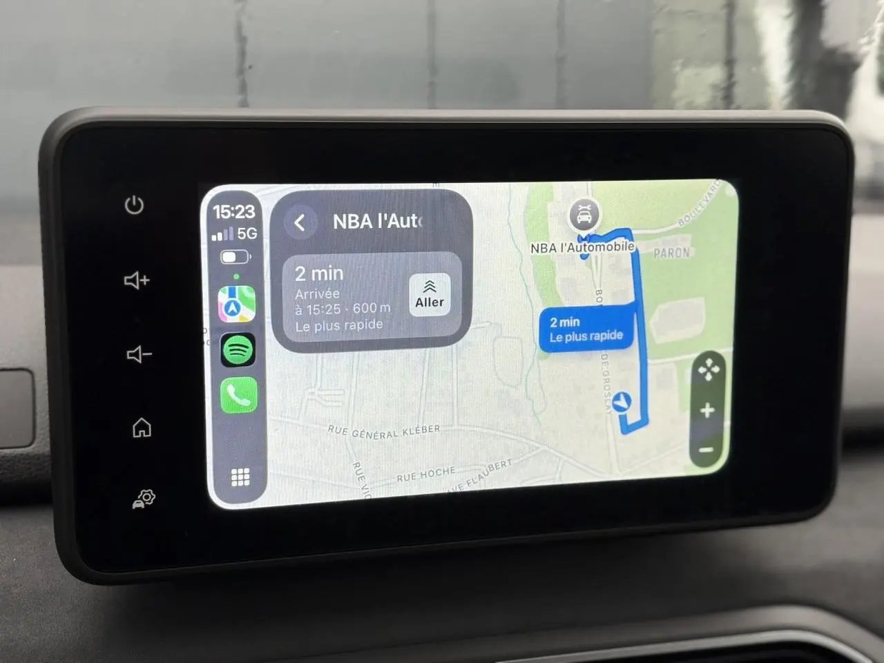 Écran tactile 8 pouces du système Media Nav affichant une navigation GPS dans une Dacia Sandero Stepway Bleu Iron.