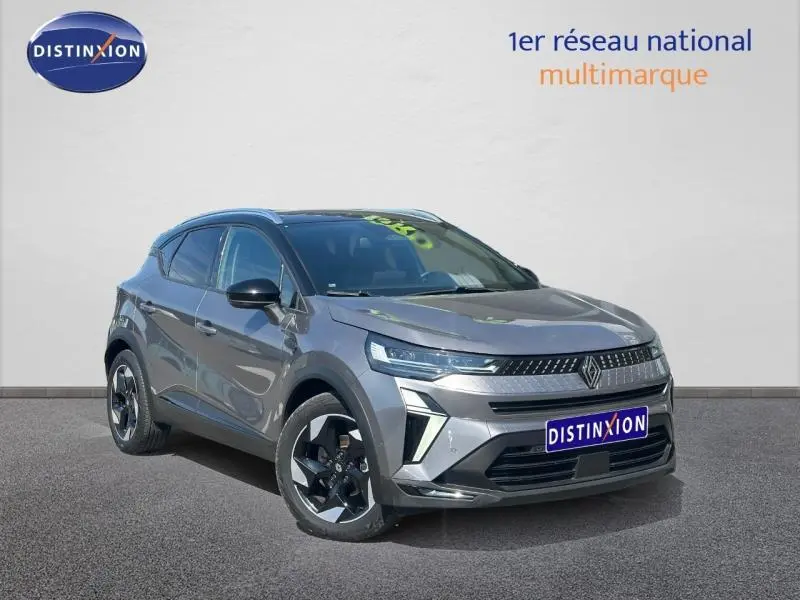 Renault Captur 2025 gris Cassiopée métallisé vue 3/4 avant avec jantes alu et détails noirs contrastants.