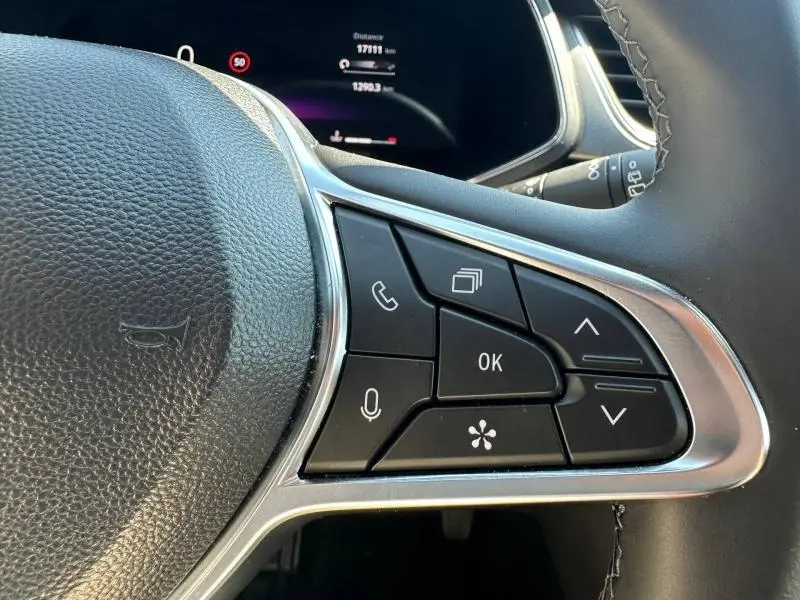 Gros plan sur les commandes multifonctions côté droit du volant noir du Renault Captur 1.0 Eco-G 2025.