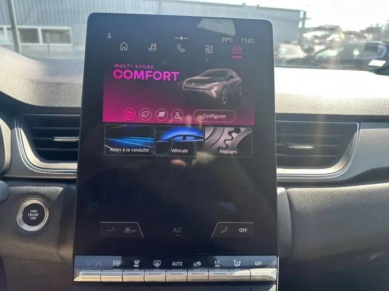 Écran tactile central du Renault Captur 2025 affichant le mode confort, intérieur avec tableau de bord noir.