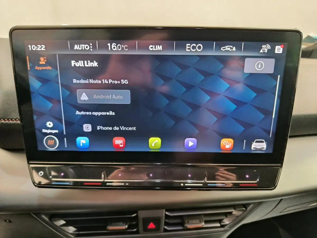 Écran tactile central affichant la connectivité Android Auto dans l'habitacle d'une CUPRA BORN gris foncé de 2023.