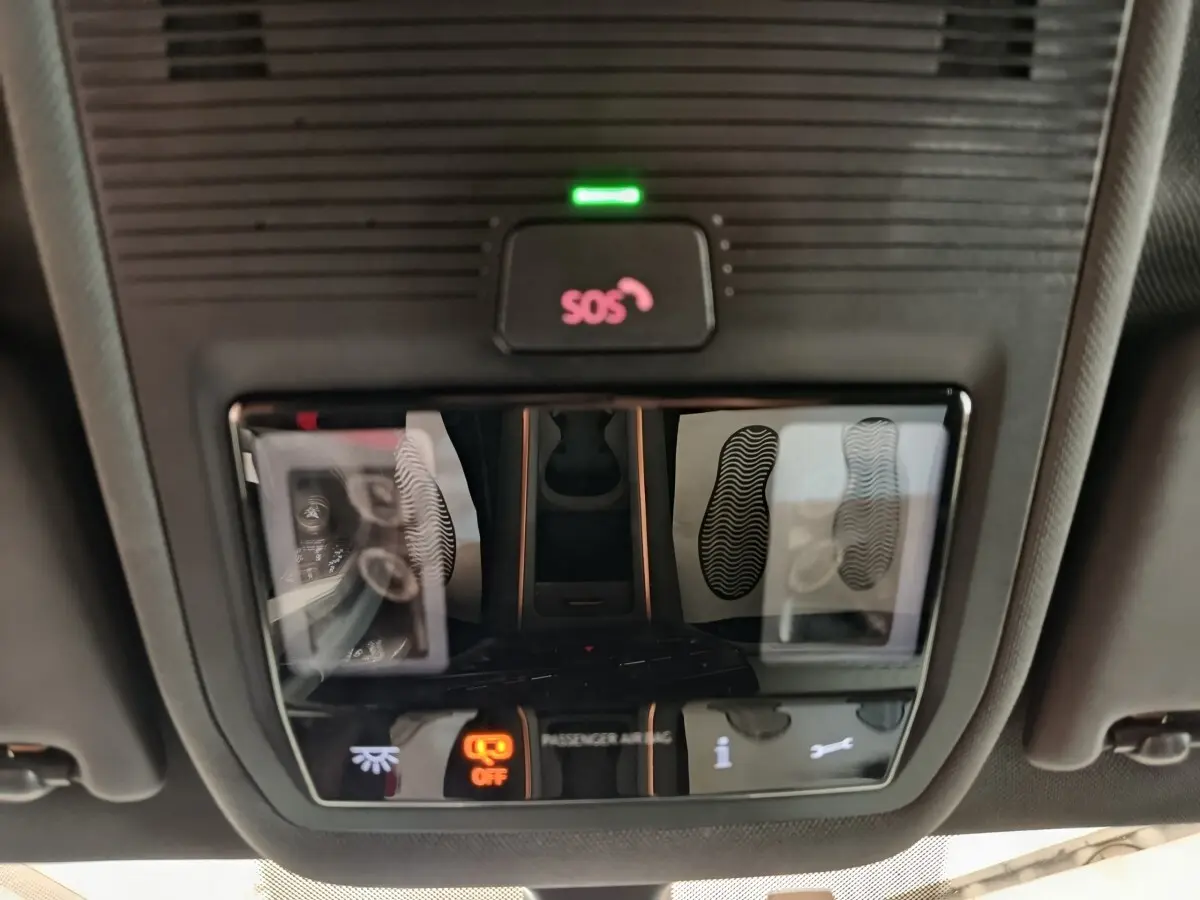 Vue intérieure du plafonnier avec bouton SOS et commandes d'éclairage du CUPRA BORN gris foncé 2023.