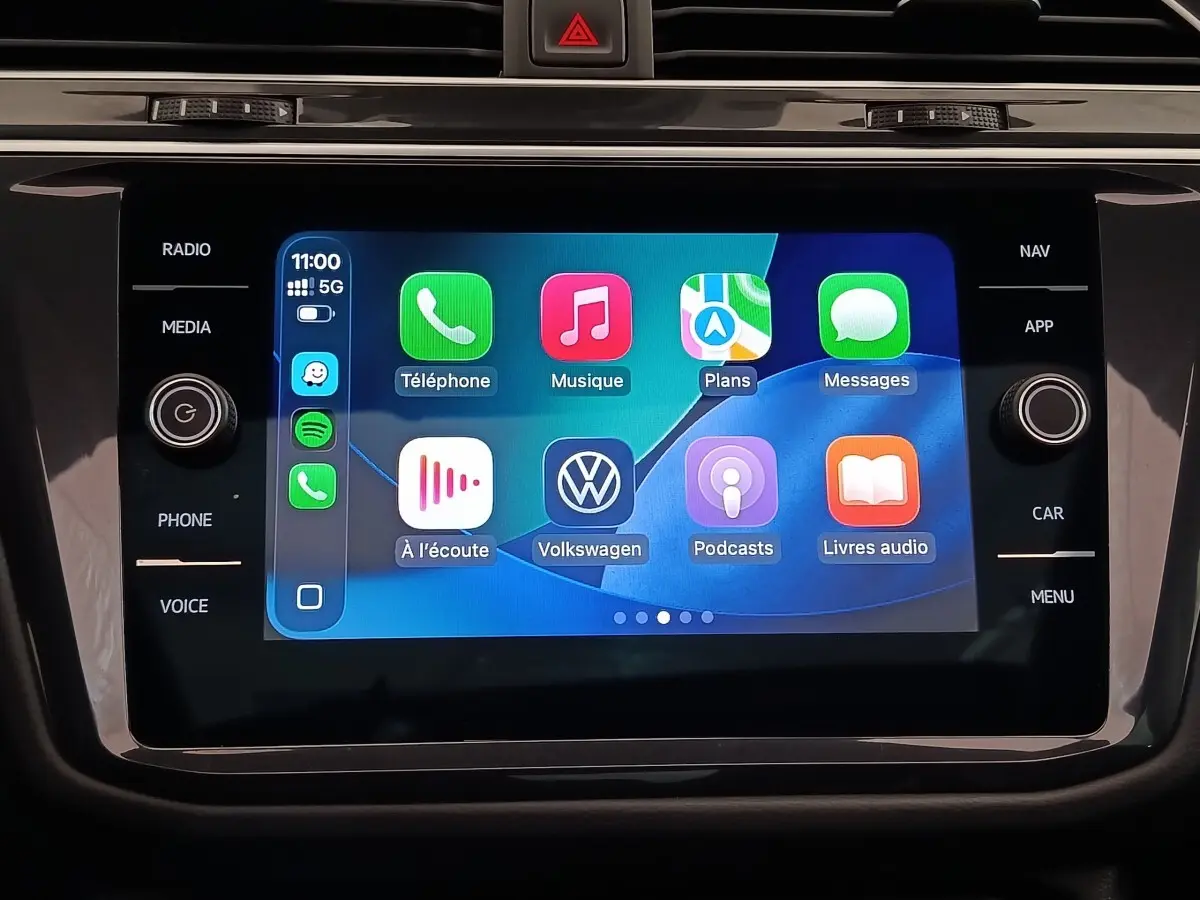 Écran tactile central du Volkswagen Tiguan 2.0 TDI 150 DSG7 Elegance affichant interface Apple CarPlay.