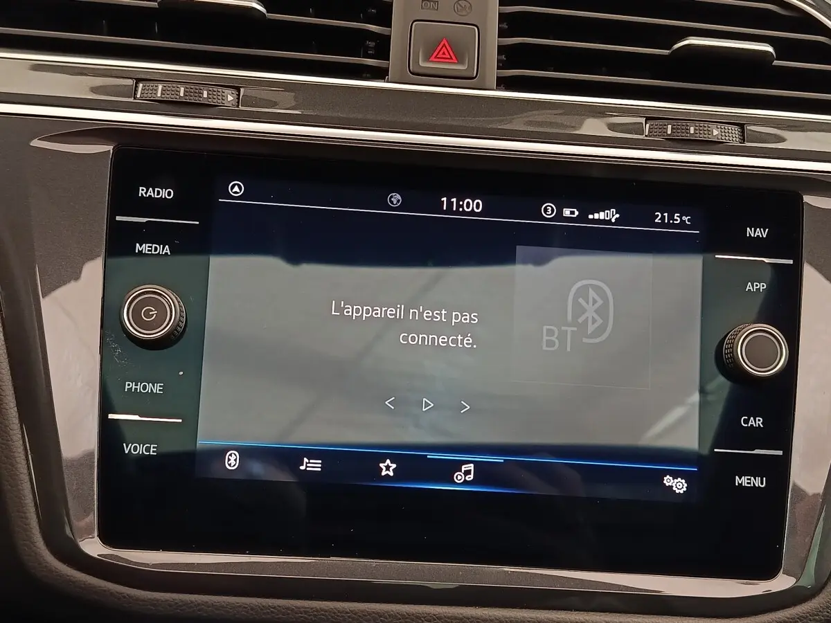 Écran tactile central du Volkswagen Tiguan 2021 affichant un message de connexion Bluetooth non établie.