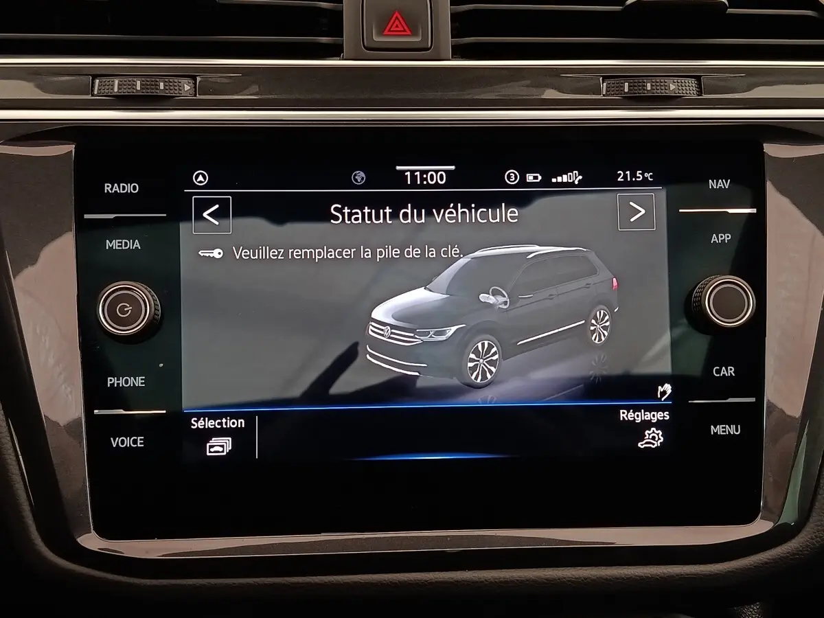 Écran tactile intérieur affichant une vue 3/4 avant d’un Volkswagen Tiguan noir avec statut du véhicule.