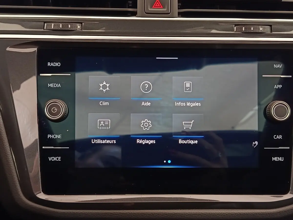 Écran tactile central du Volkswagen Tiguan 2.0 TDI 150 DSG7 Elegance, affichage des réglages et options multimédias.