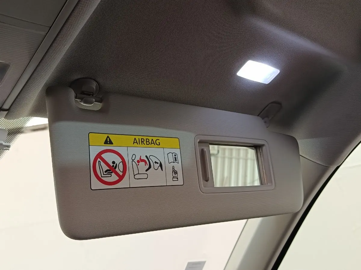 Pare-soleil côté conducteur beige avec miroir intégré et avertissement airbag, intérieur Volkswagen Tiguan noir 2021.