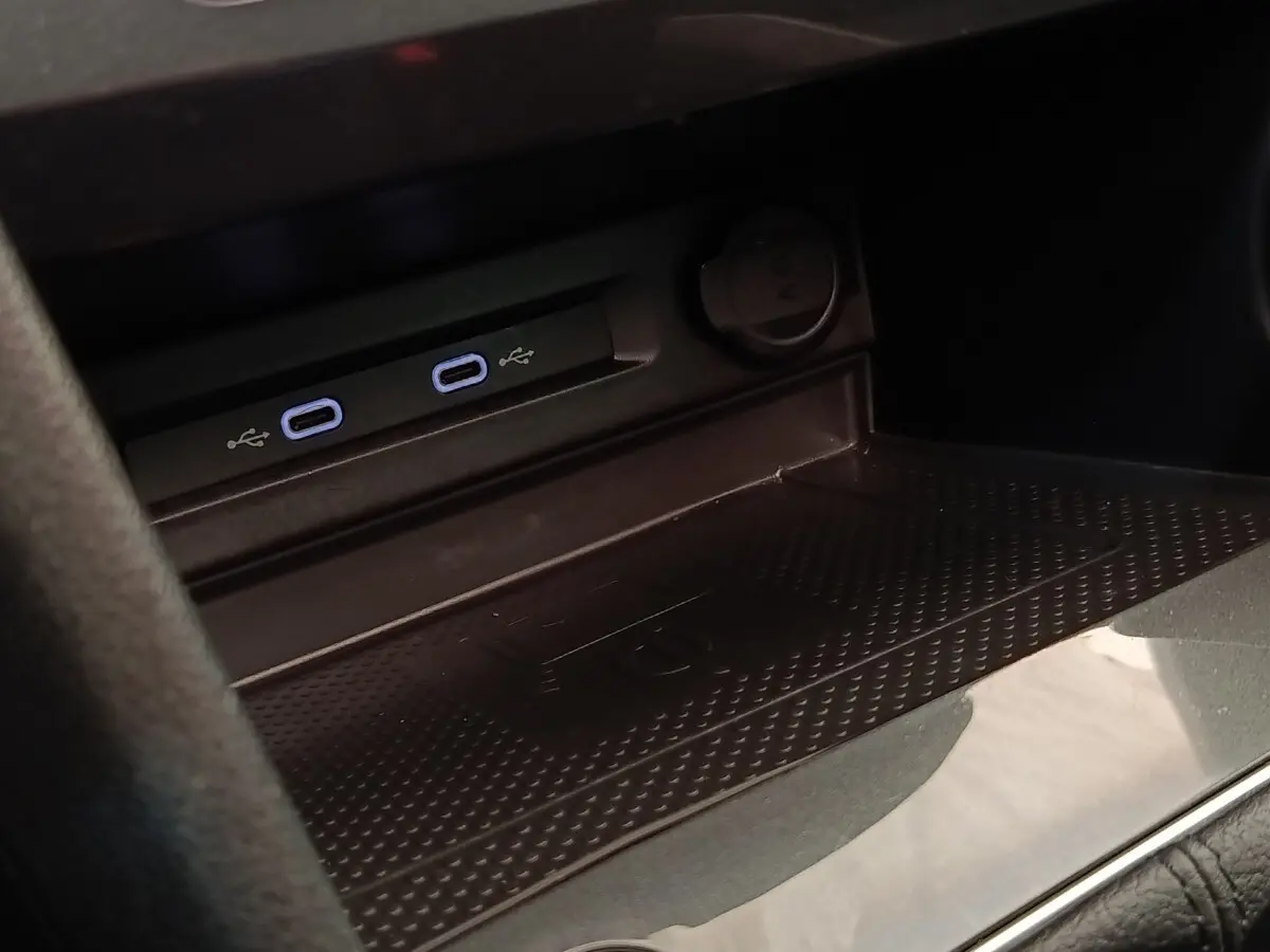 Gros plan sur la console centrale du Volkswagen Tiguan 2021, montrant deux ports USB-C et une prise 12V noire.