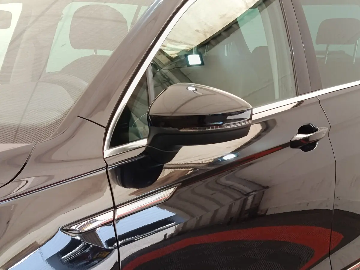 Détail du rétroviseur côté gauche noir brillant du Volkswagen Tiguan 2.0 TDI 150 DSG7 Elegance 2021.