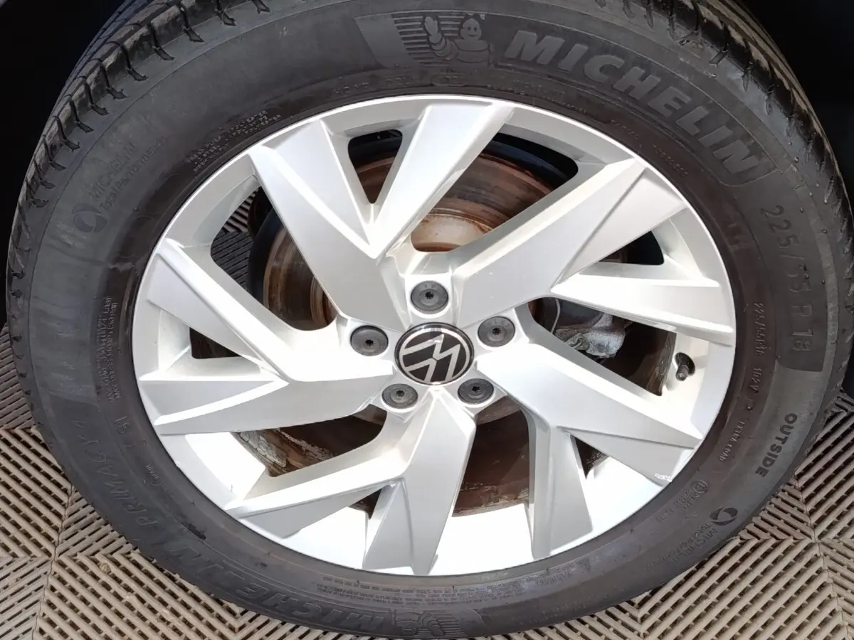 Gros plan sur la jante argentée en alliage du Volkswagen Tiguan 2.0 TDI 150 DSG7 Elegance avec pneu Michelin noir.