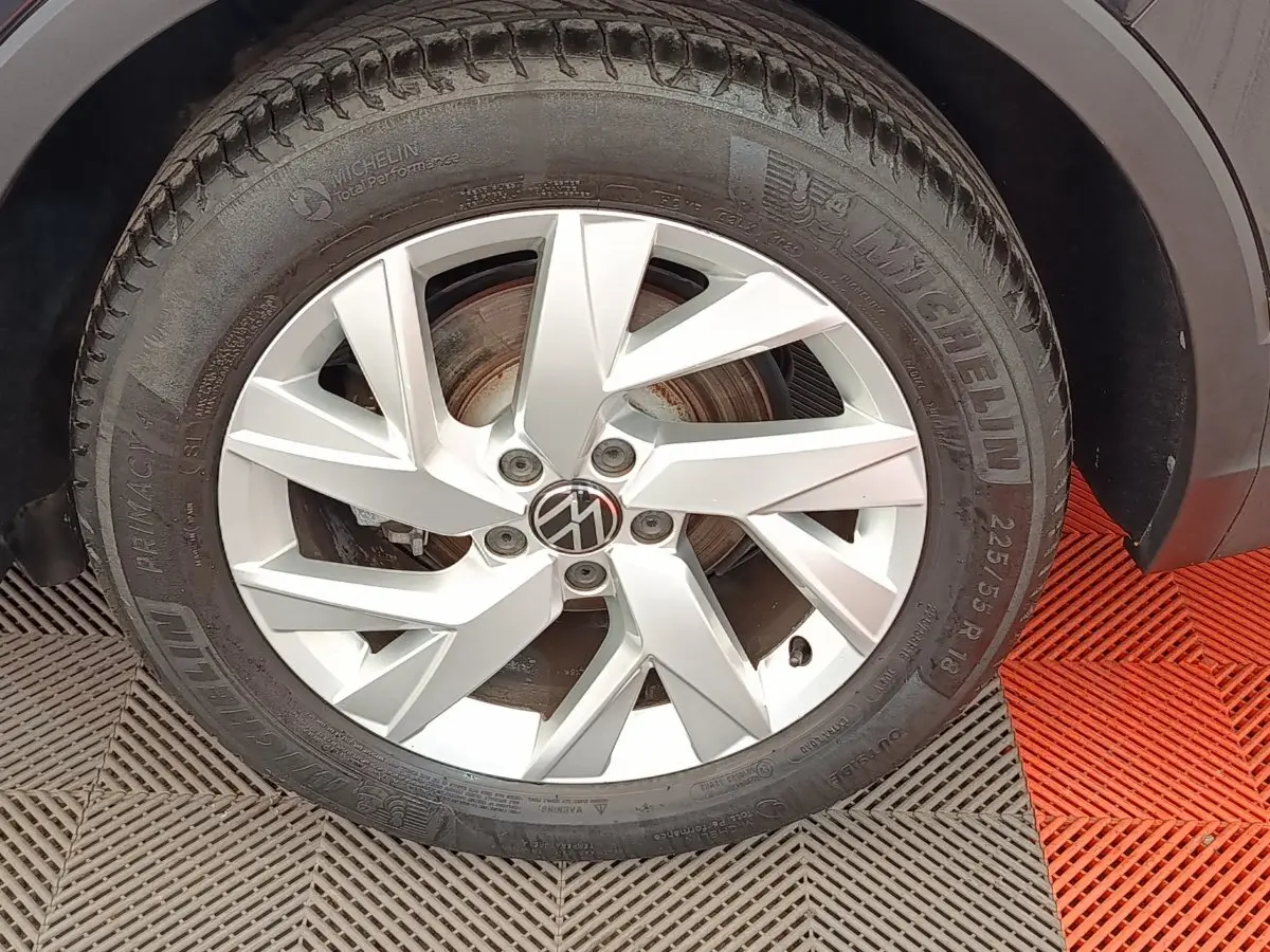 Gros plan sur la roue avant droite avec jante alliage argentée et pneu Michelin du Volkswagen Tiguan noir.