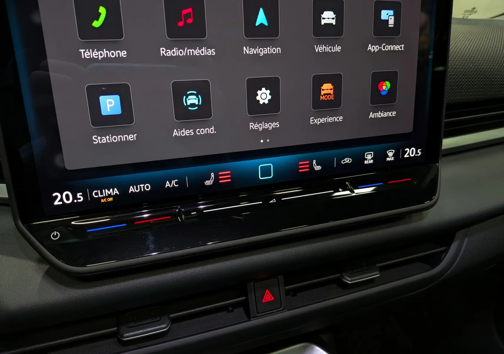 Écran tactile central du Volkswagen T-Roc eTSI 150 R-Line 2026, affichant les menus de navigation et climatisation.